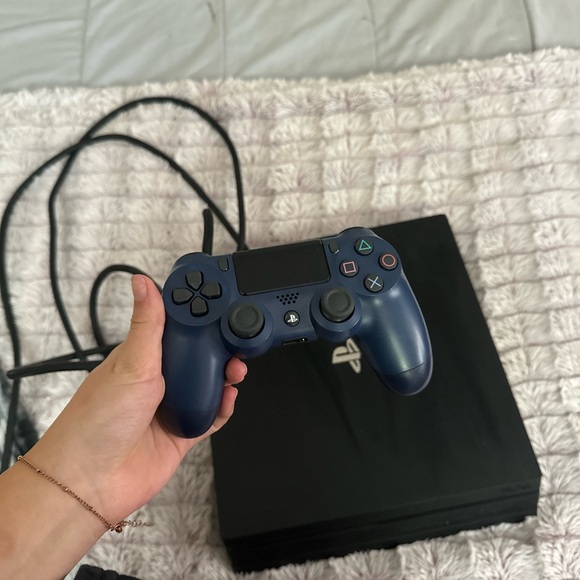 PS4 Gaming Console - Picture 5 of 15